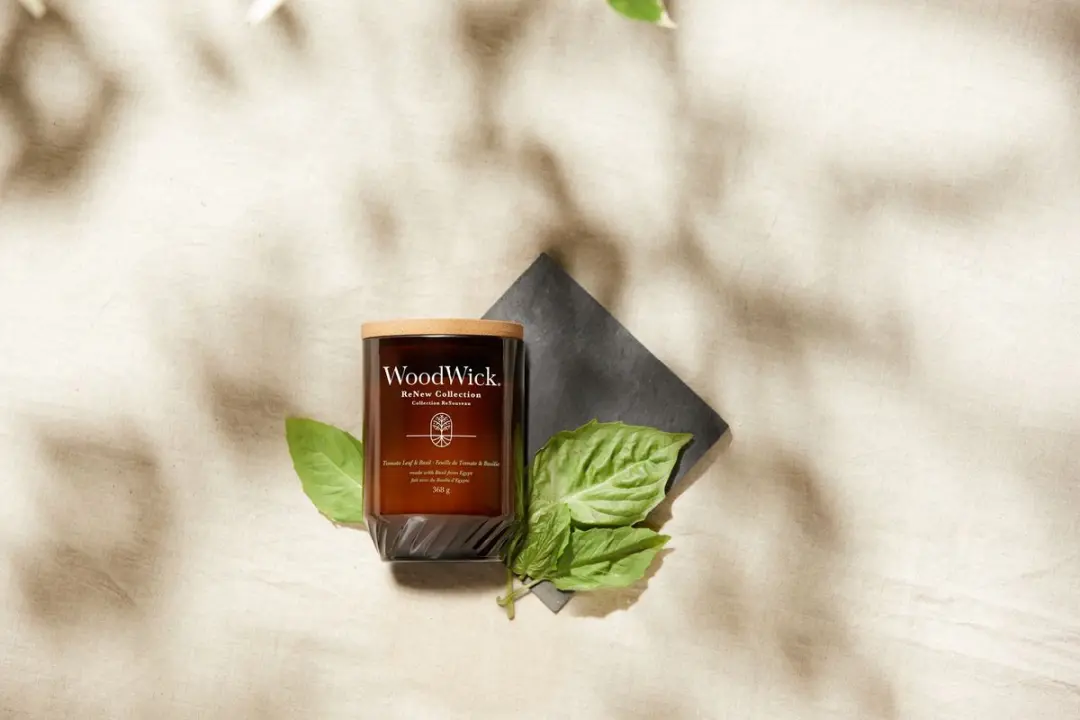 WoodWick ReNew Medium Geurkaars Tomato Leaf & Basil - afbeelding 4 van 6