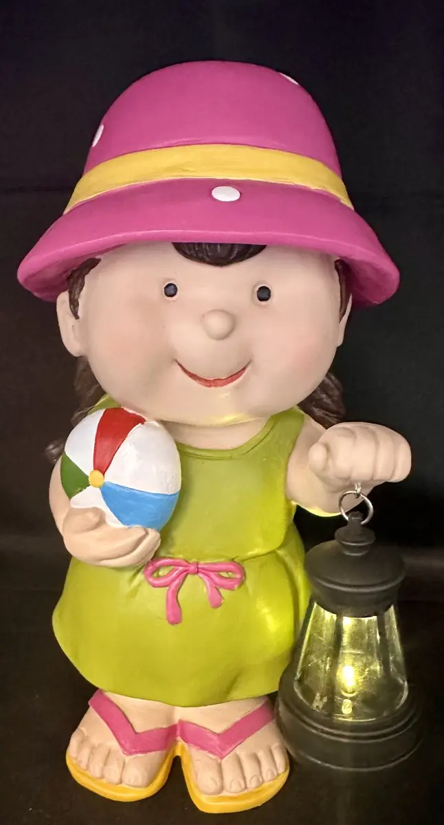 Decoratieve solarlamp "Meisje zomerkleding met bal" met lantaarn