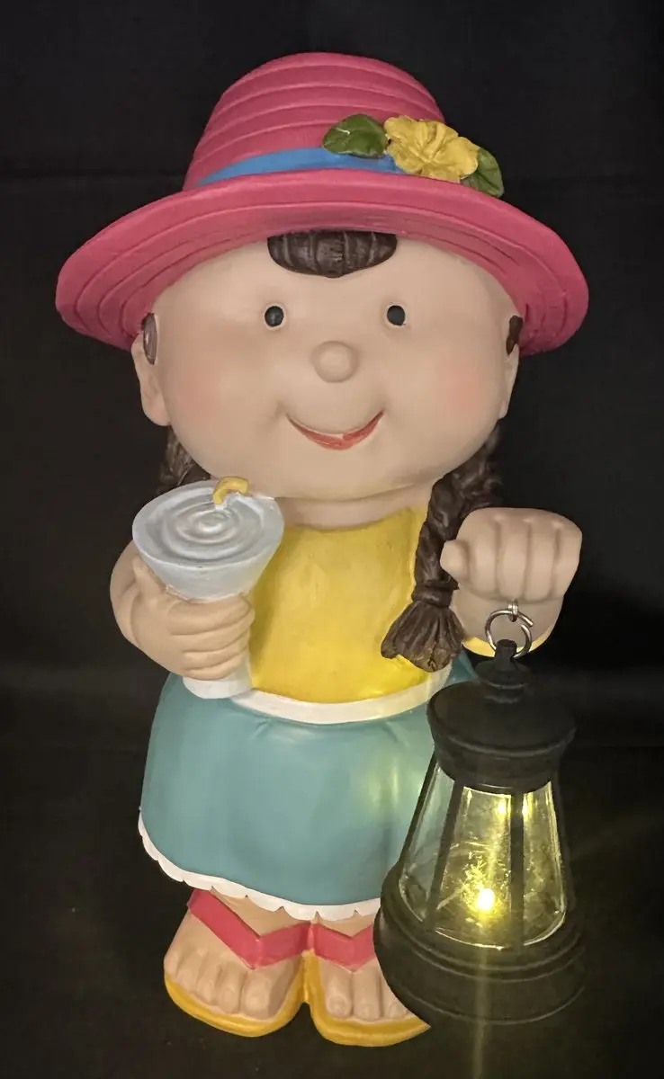 Decoratieve solarlamp "Meisje zomerkleding met cocktail" met lantaarn