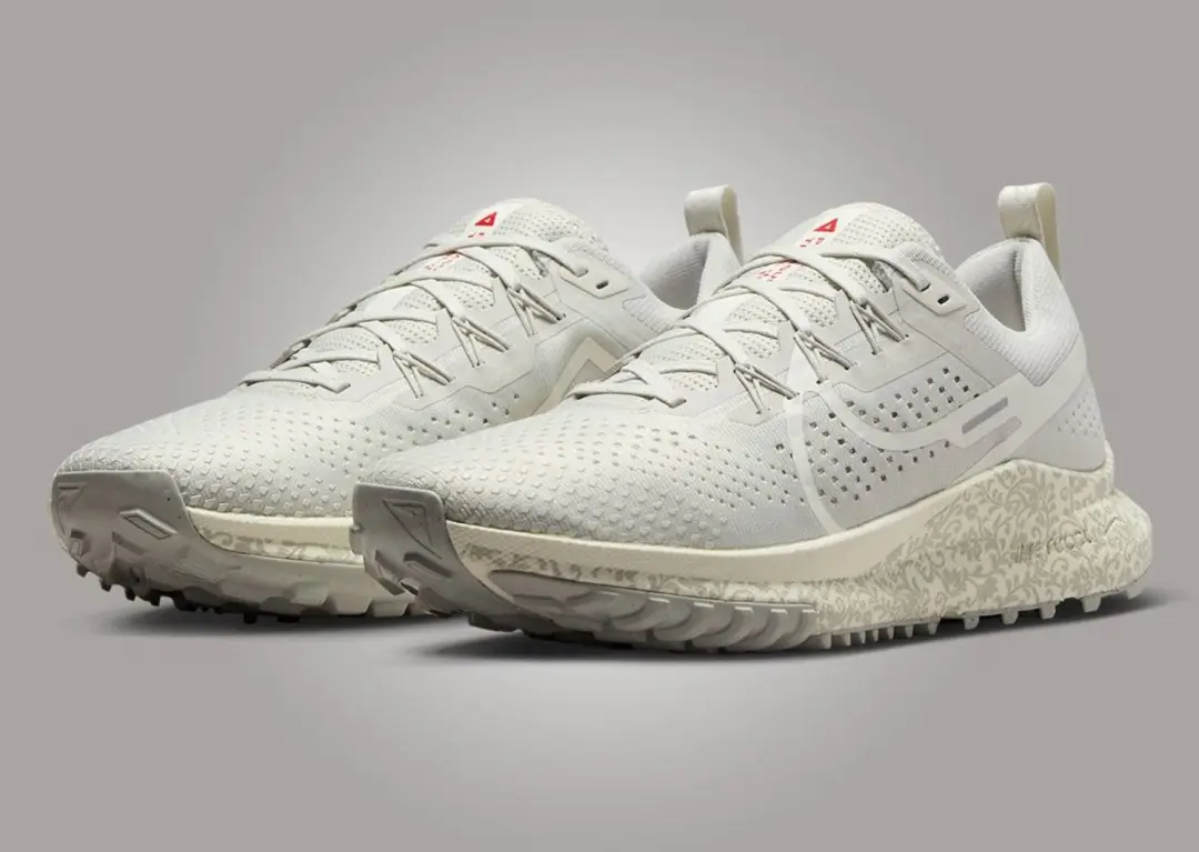 Nike Pegasus Trail 4 - Hardloopschoenen - Maat 41 - Light Bone/University Red/Medium Soft Pink/Sail / Wit Rood - Pegasus - Hardlopen - Dames Hardloopschoenen