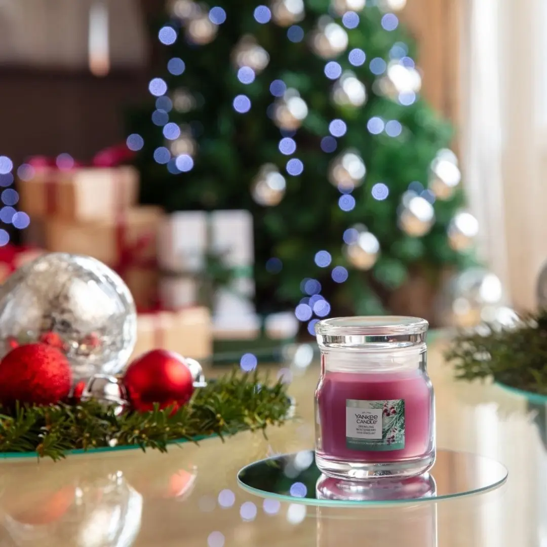 Yankee Candle Sparkling Winterberry Geurkaars 110g - Roze - afbeelding 3 van 4