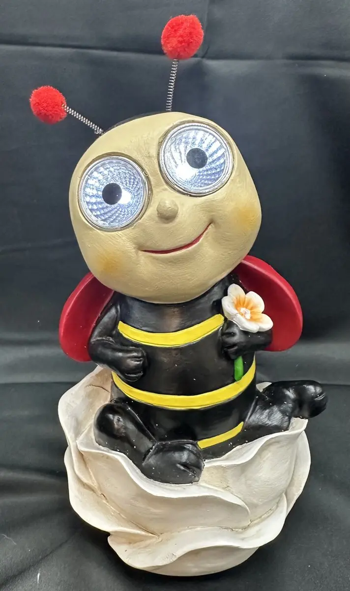 Polyresin solarlamp " Bij met lieveheersbeestje vleugels op witte bloem"