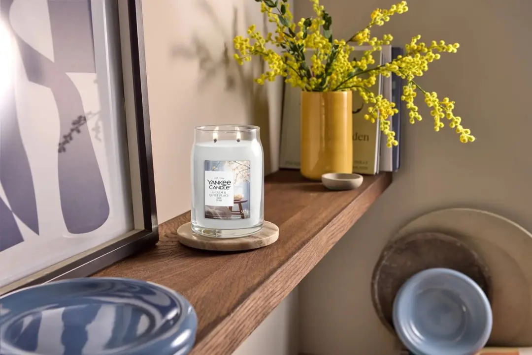 Yankee Candle A Calm & Quiet Place Medium Geurkaars - afbeelding 3 van 3