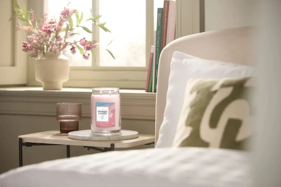Yankee Candle Pink Sands Medium Geurkaars - 50 Branduren - afbeelding 3 van 4