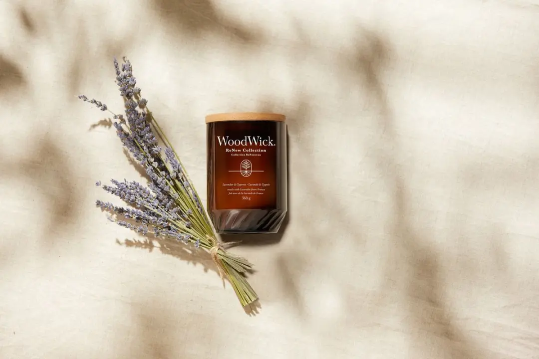 WoodWick ReNew Geurkaars Lavender & Cypress Medium - 55 uur - afbeelding 3 van 4