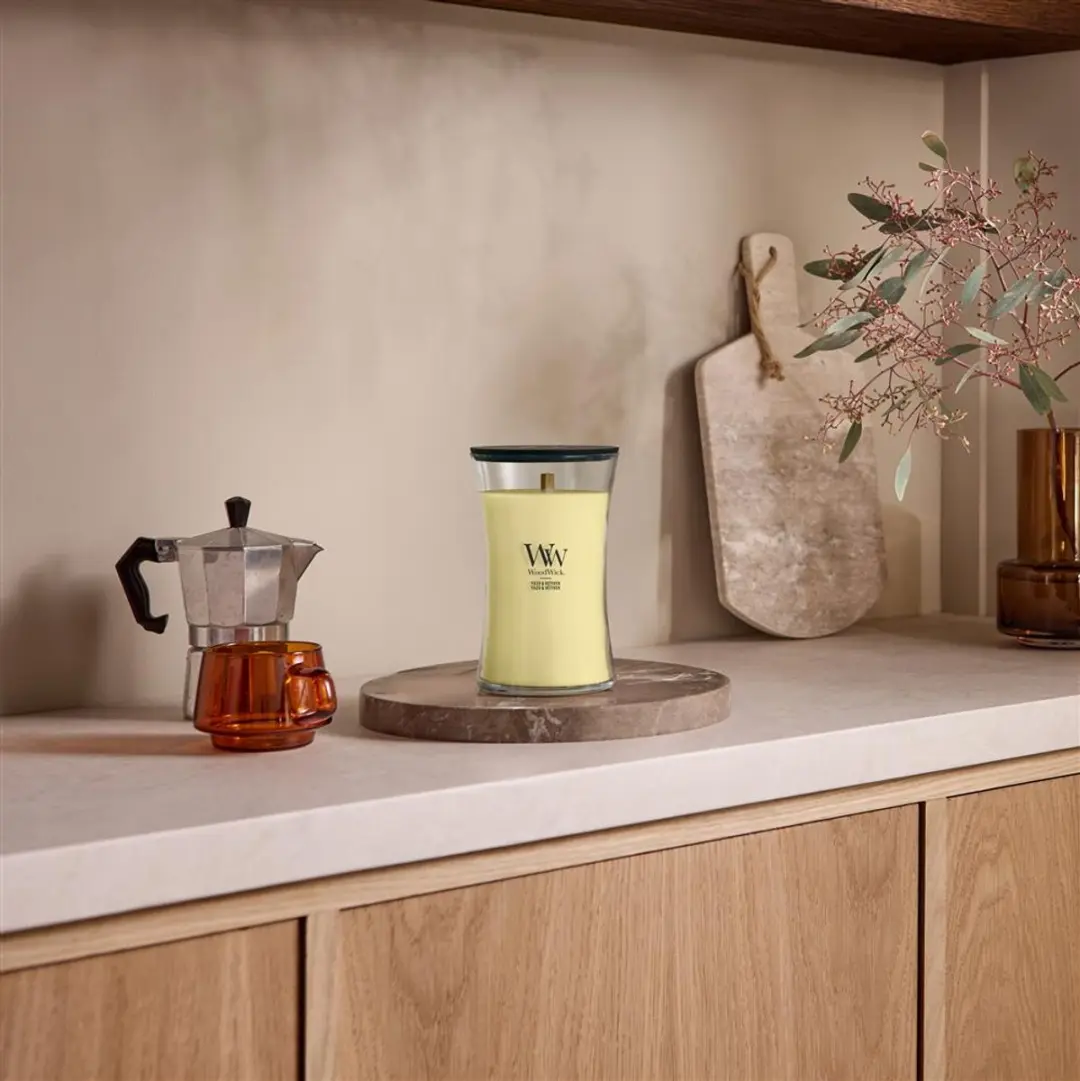 WoodWick Hourglass Yuzu Vetiver Geurkaars - 60 branduren - afbeelding 4 van 5