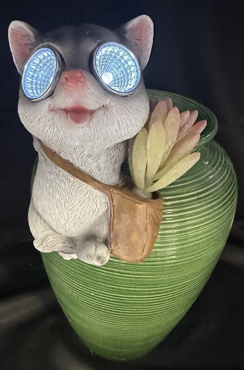 Polyresin solarlamp pothanger "Kat met kunstbloemen"