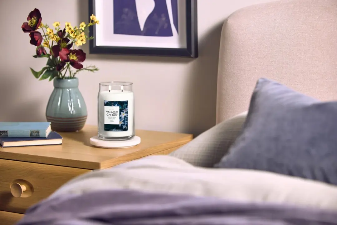 Yankee Candle Midnight Jasmine Geurkaars - 50 Branduren - afbeelding 2 van 2