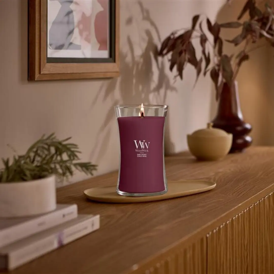 WoodWick Hourglass Dark Cherry Geurkaars - 130 branduren - afbeelding 4 van 5