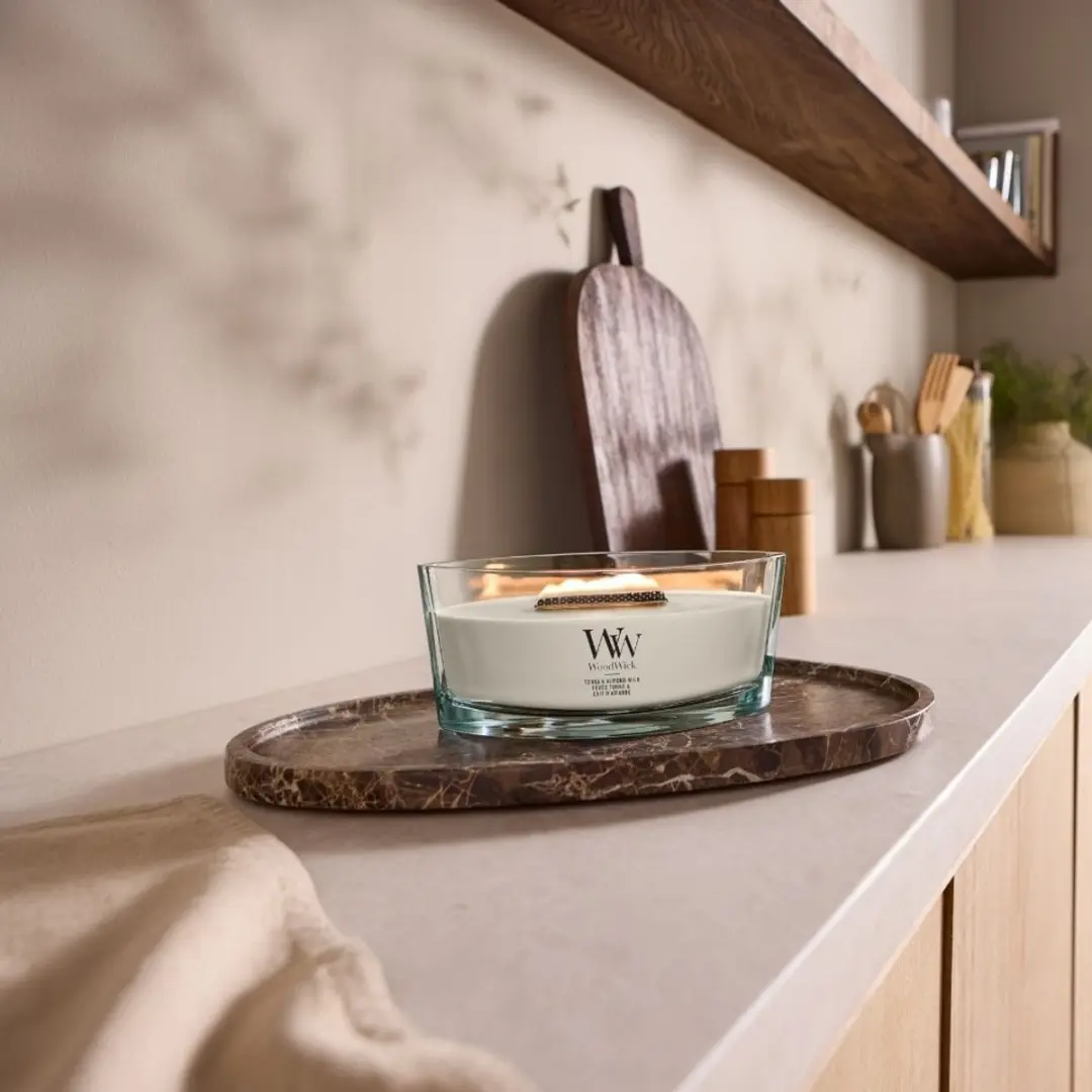 WoodWick Hearthwick Tonka & Almond Milk Geurkaars - 50 Branduren - afbeelding 4 van 5