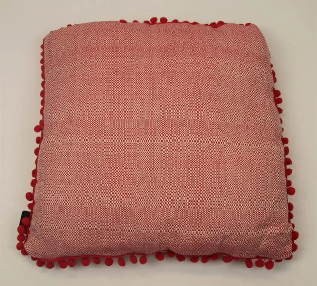 Madison sierkussen 50x50 cm Tweet red