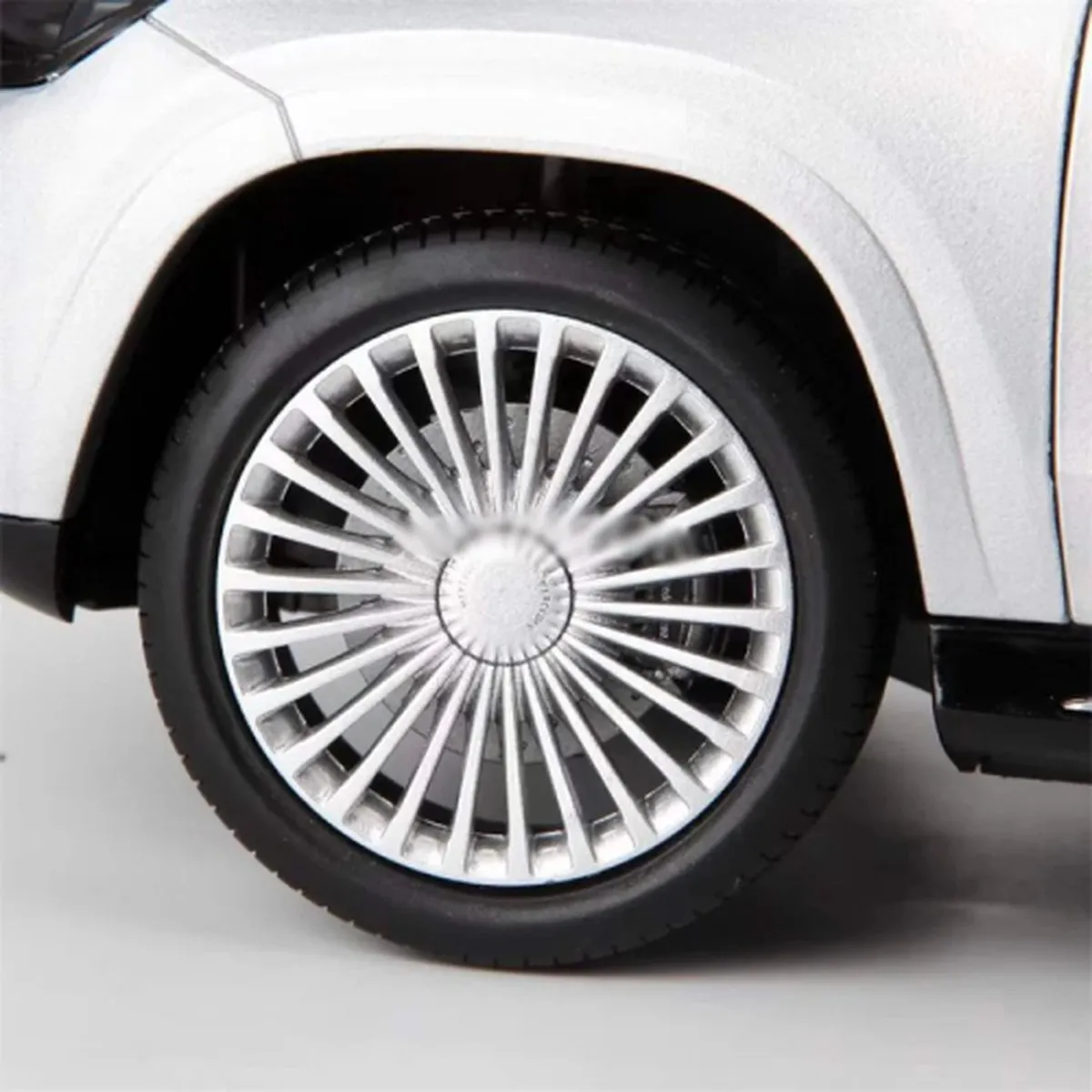 Mercedes-Maybach GLS 600 1:18 Schaalmodel - Zilver