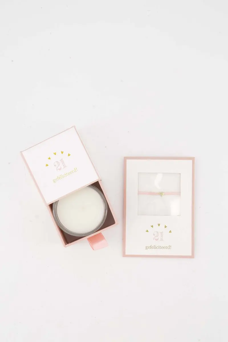 Zusss Set Van Een Geurkaars Glas In Doosje En Armbandje Hartje '21 Gefeliciteerd