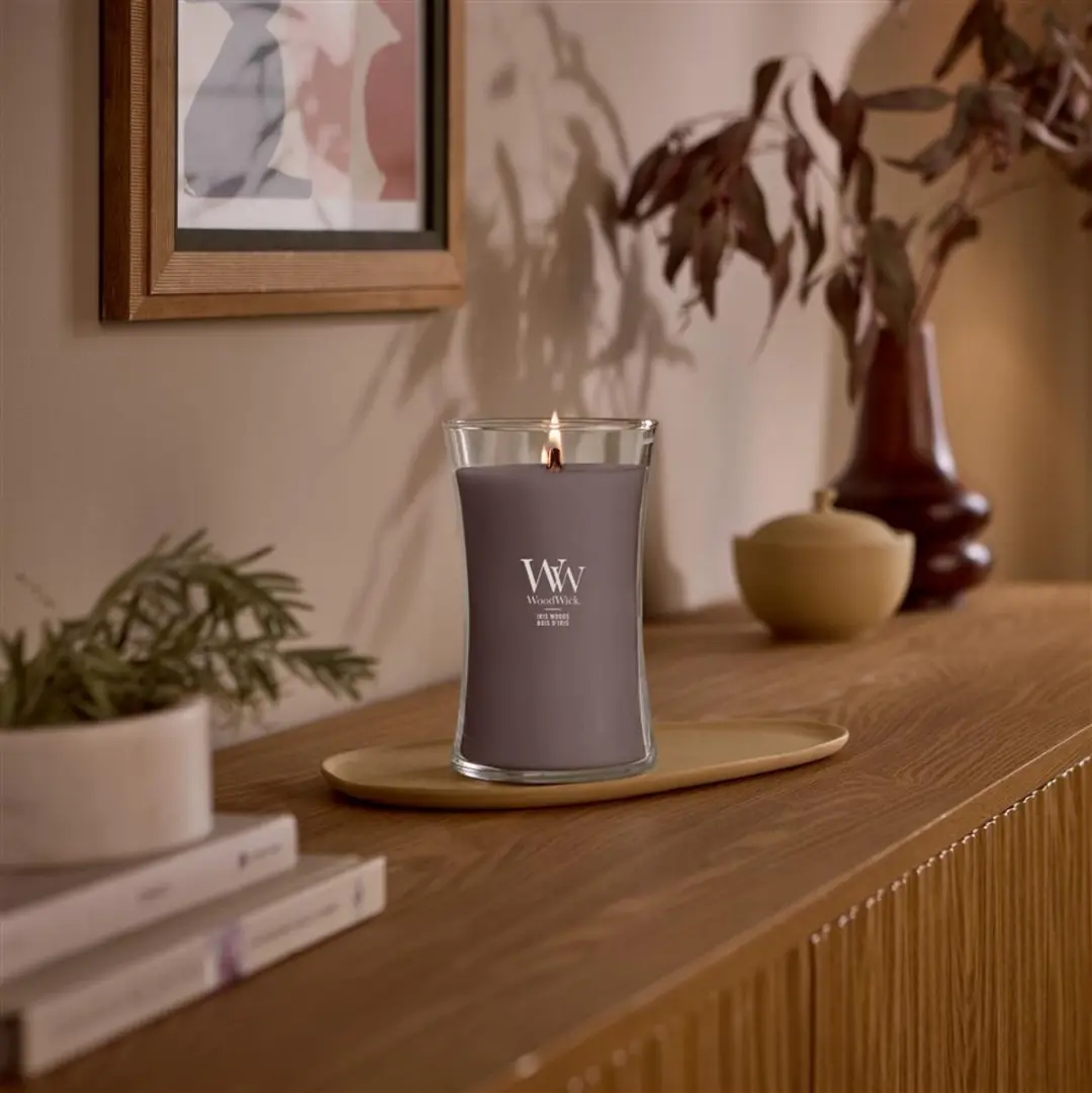 WoodWick Hourglass Iris Woods Geurkaars 130 branduren - afbeelding 4 van 5