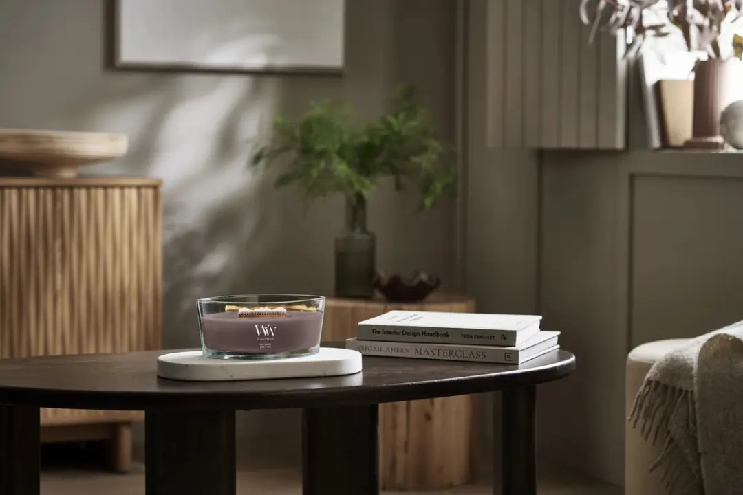 WoodWick Hourglass Iris Woods Geurkaars 130 branduren - afbeelding 2 van 5