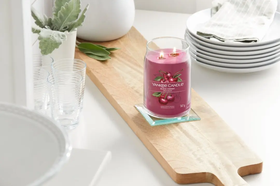 Yankee Candle Black Cherry Geurkaars 567g - afbeelding 3 van 3
