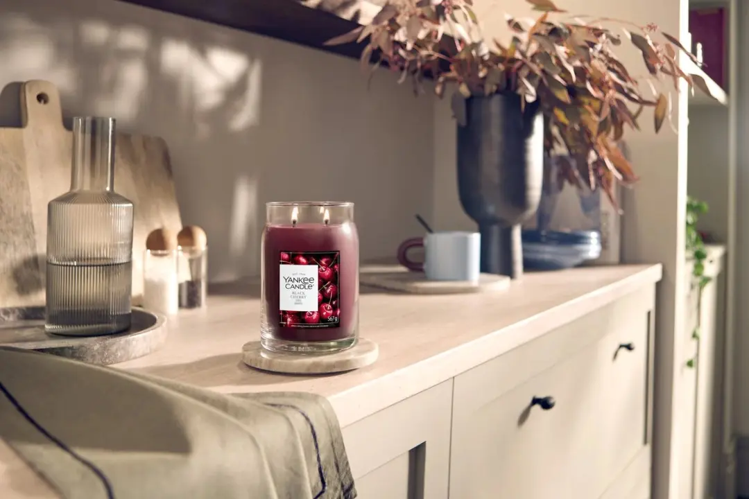 Yankee Candle Black Cherry Geurkaars 567g - afbeelding 2 van 3