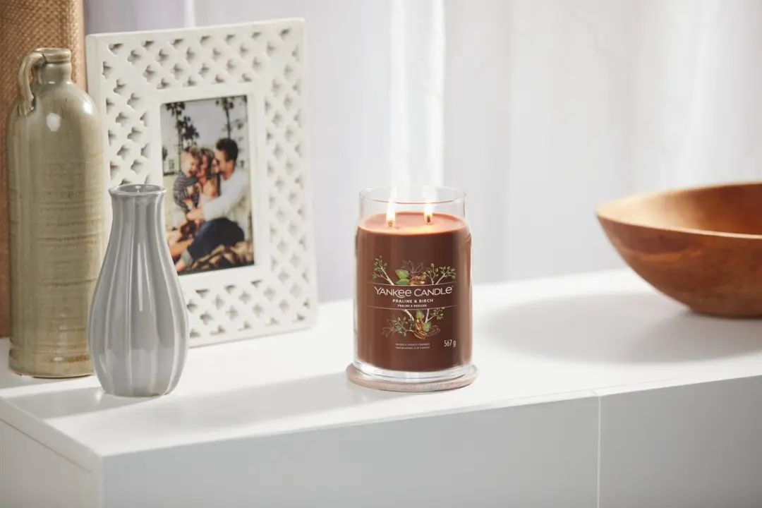 Yankee Candle Praline & Birch Geurkaars - 90 Branduren - afbeelding 2 van 6
