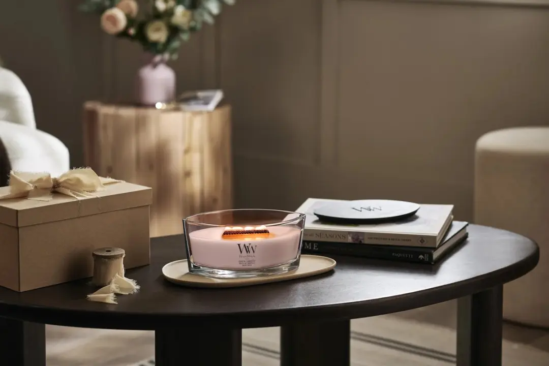 WoodWick Hourglass Coastal Sunberry Medium Geurkaars - afbeelding 2 van 5
