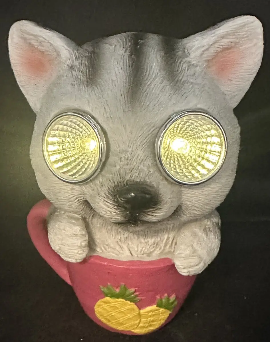 Polyresin solarlamp "kat in kop met ananassen"