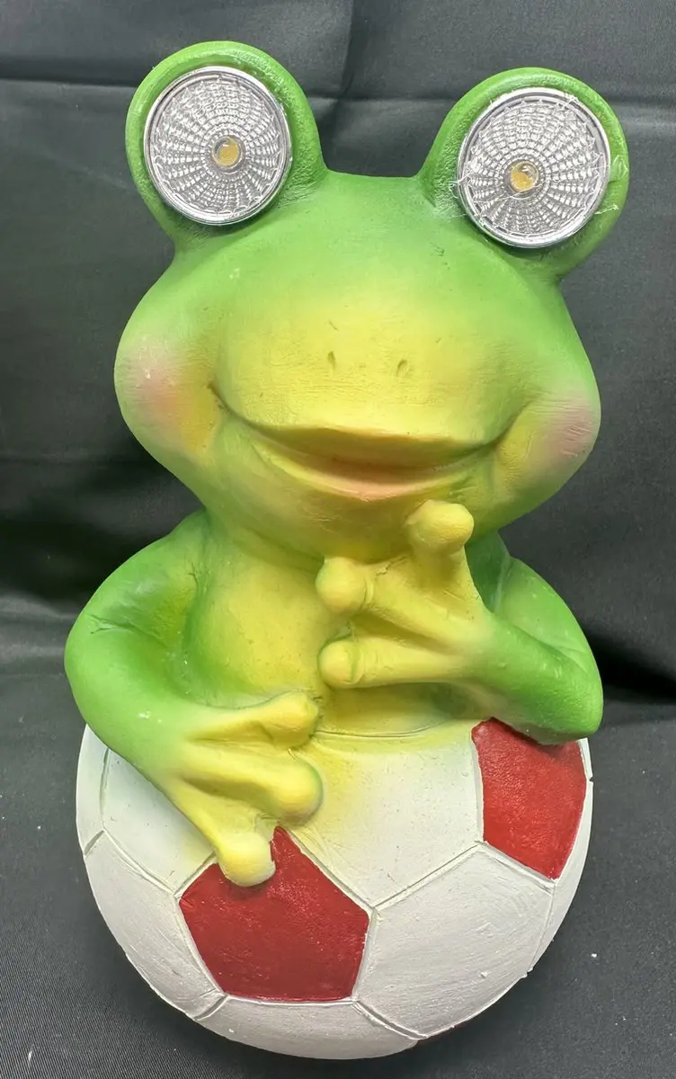 Polyresin solarlamp "kikker op voetbal"
