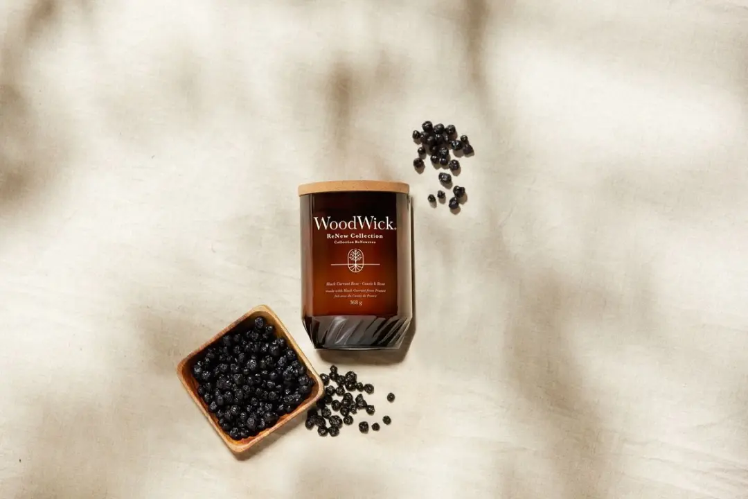 WoodWick ReNew Geurkaars Black Currant & Rose Medium - 55 uur - afbeelding 2 van 5