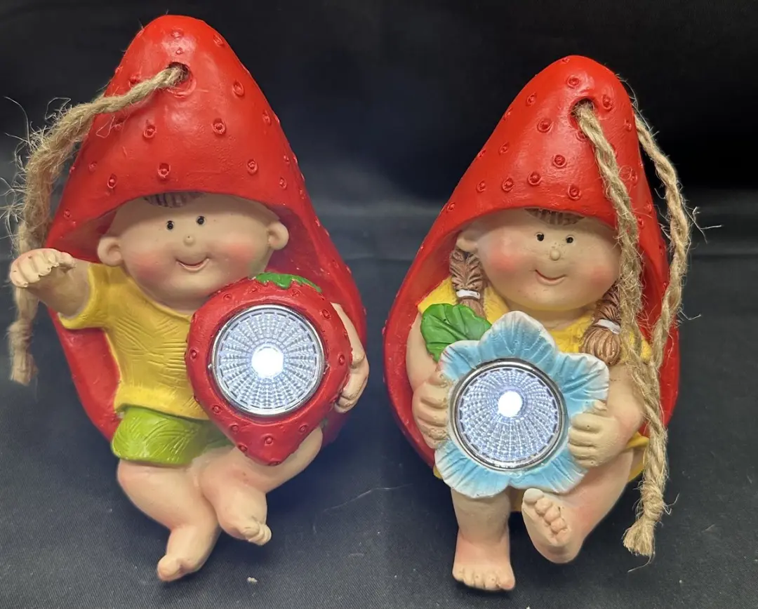 Polyresin solarlamp "hangende kids in Aardbei"