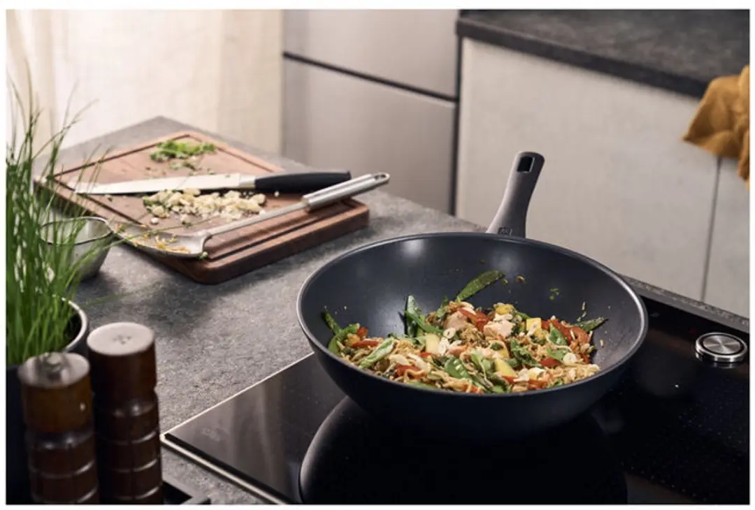 Zwilling Madura Plus Ceramic Wok 30cm - Zwart - afbeelding 2 van 6