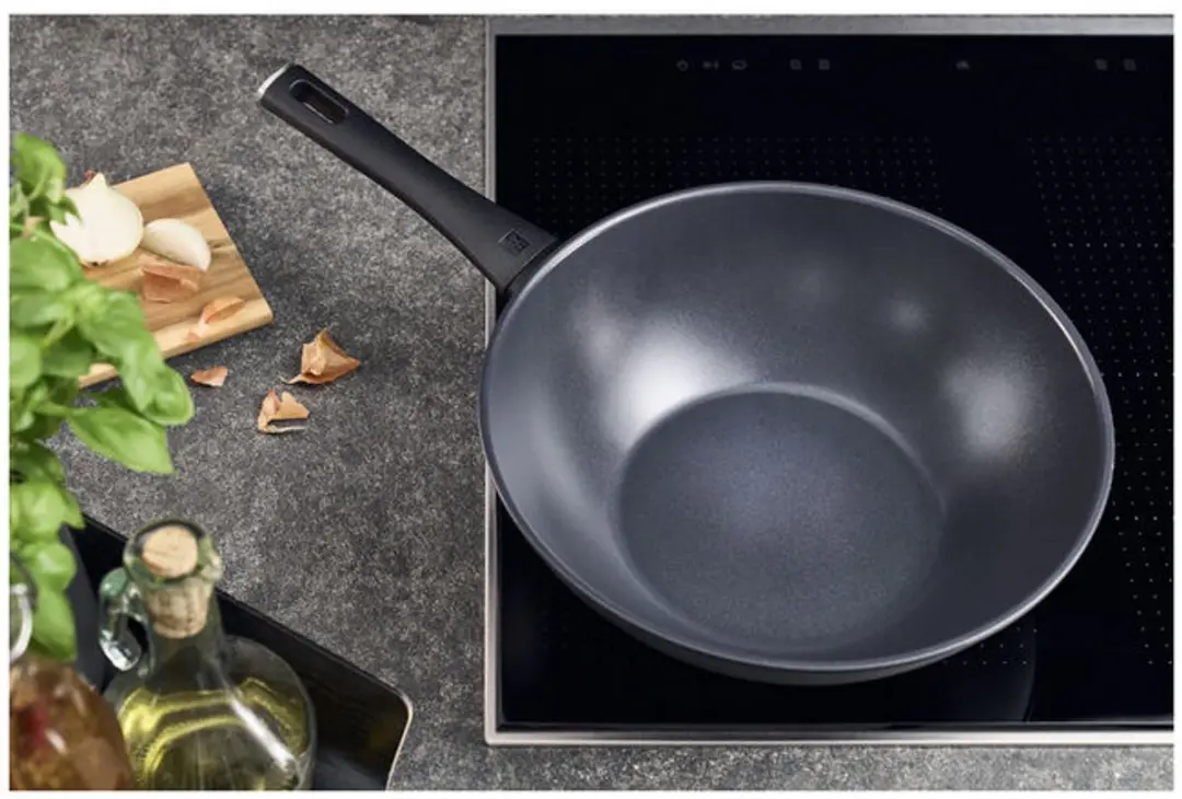 Zwilling Madura Plus Ceramic Wok 30cm - Zwart - afbeelding 5 van 6