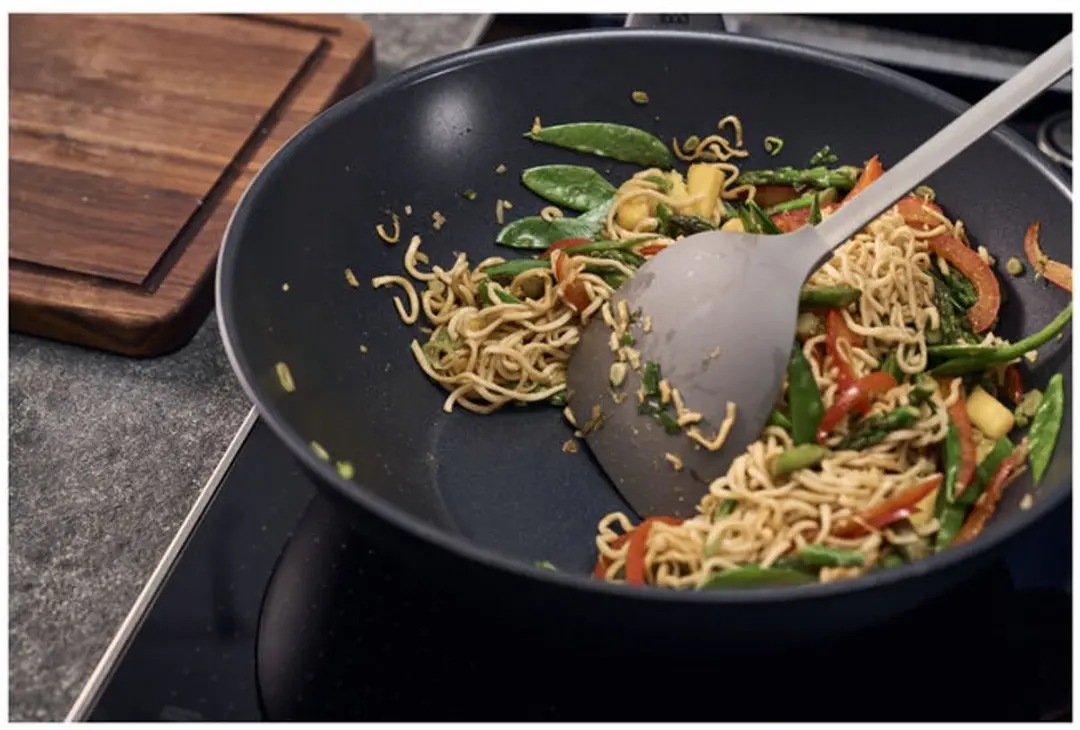 Zwilling Madura Plus Ceramic Wok 30cm - Zwart - afbeelding 4 van 6