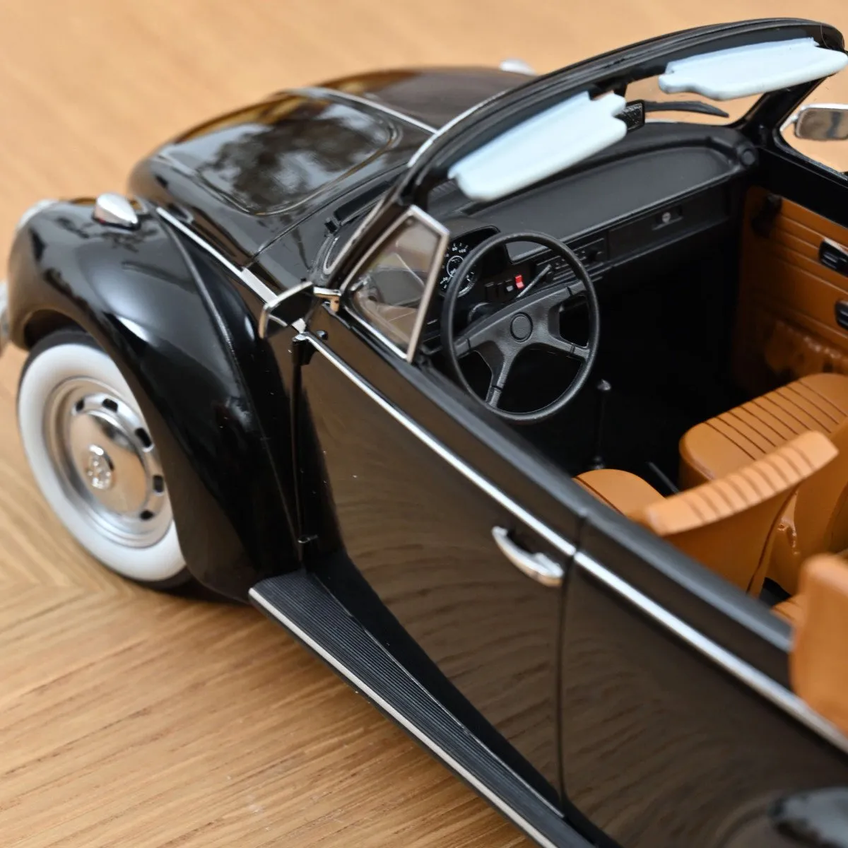 Volkswagen Norev Kever 1303 Cabriolet 1:18 - Zwart