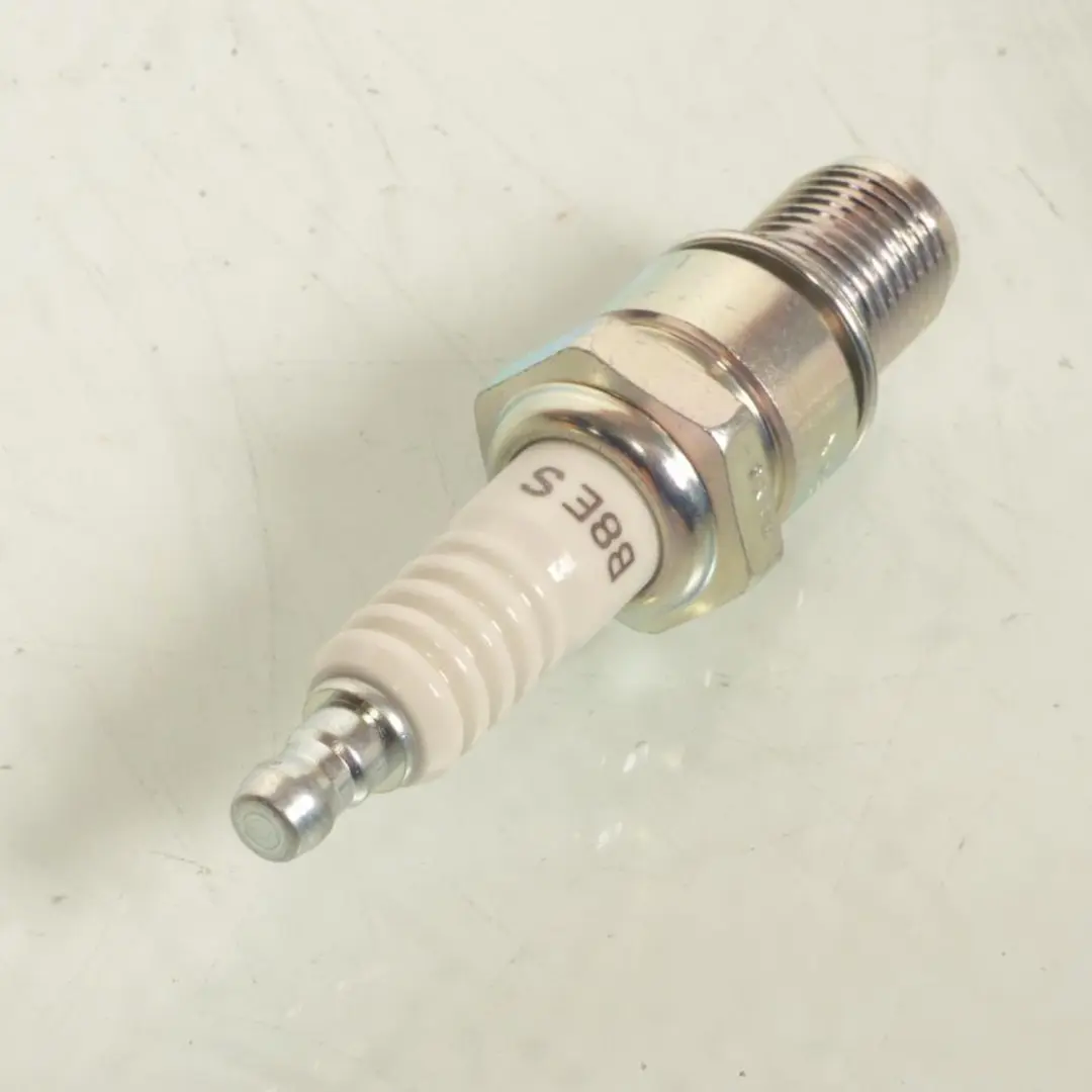 Bougie d'allumage NGK pour Moto Yamaha 250 DT Après 2007 Neuf