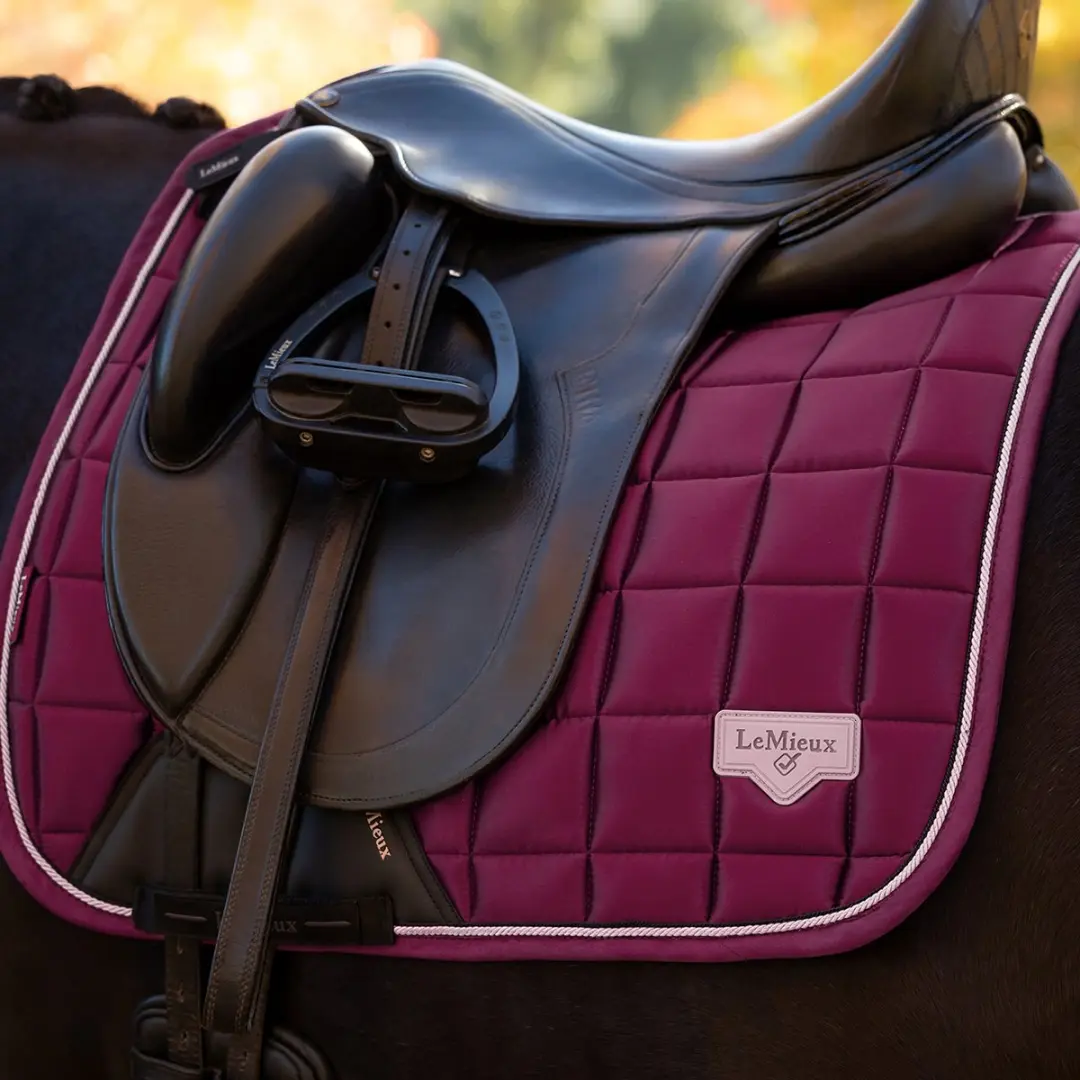 LeMieux Loire Classic Dressuurmat Full - Donkerroze - afbeelding 4 van 4