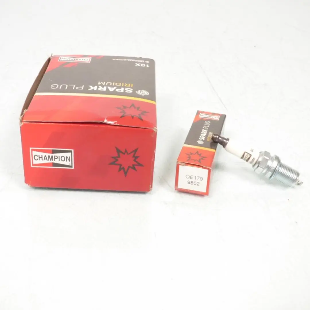 Bougie d'allumage Champion pour moto OE179/T10 / RC8WYPB4 / Par 10 Neuf