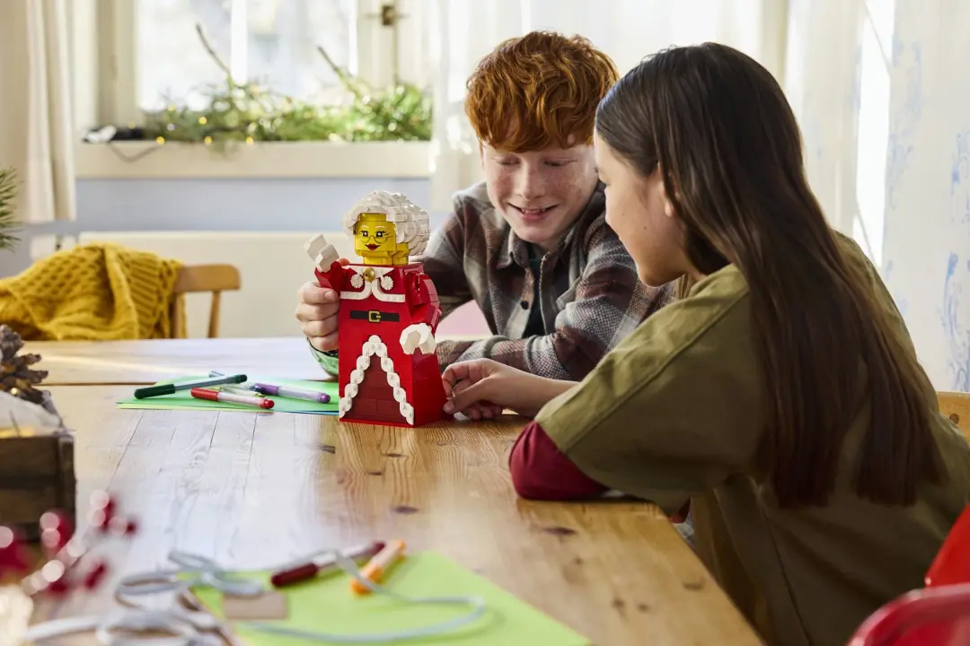 LEGO Grote Minifiguur Kerstvrouw 40875 - 904 Stukken - afbeelding 2 van 6