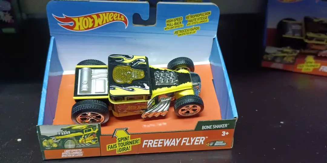 Hot Wheels Bone Shaker Freeway Flyer