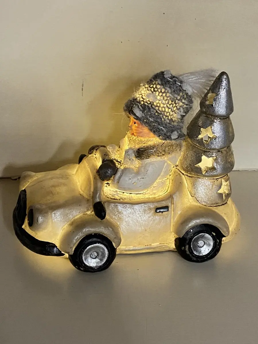 Kerstbeeldje jongen in auto met LED