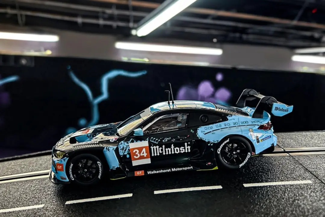 Carrera BMW M4 GT3 Walkenhorst Motorsport 1:32 - afbeelding 5 van 6