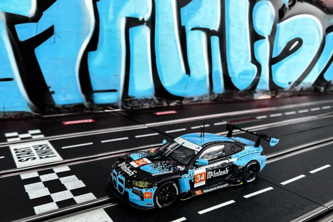 Carrera BMW M4 GT3 Walkenhorst Motorsport 1:32 - afbeelding 4 van 6
