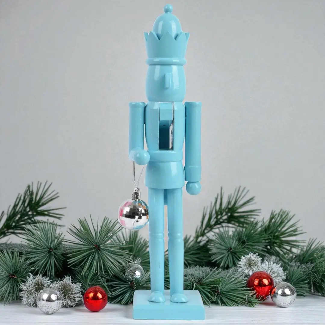 Blauwe houten notenkraker met kerstbal
