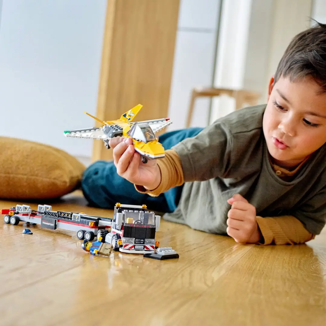 LEGO City Vliegshowjettransport 60289 - 2 minifiguren - afbeelding 3 van 6