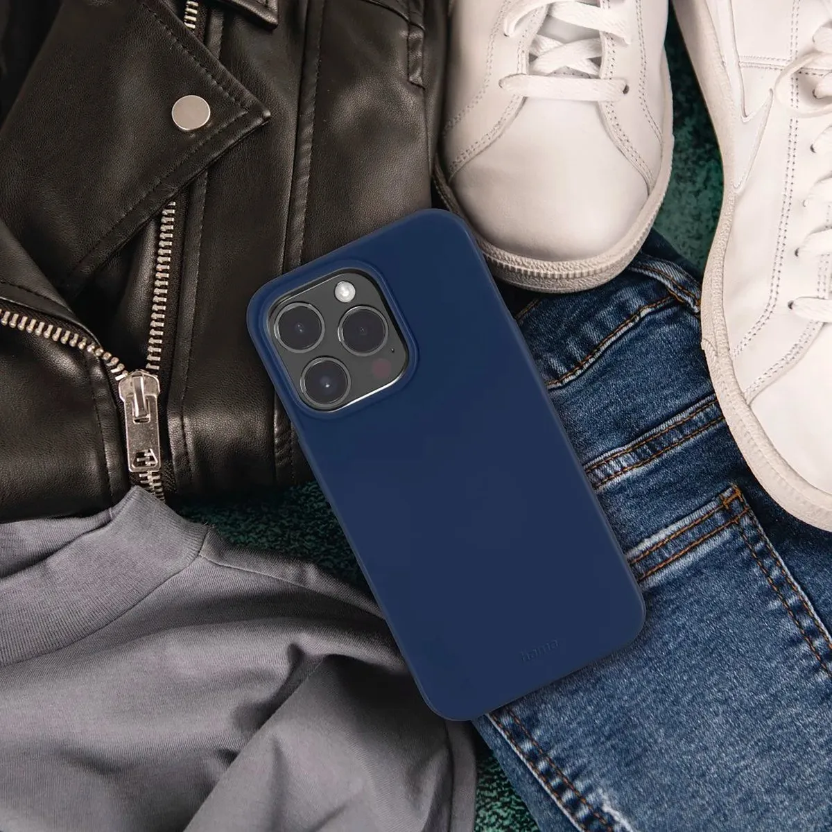 Hama Finest Feel Cover iPhone 14 Pro - Blauw