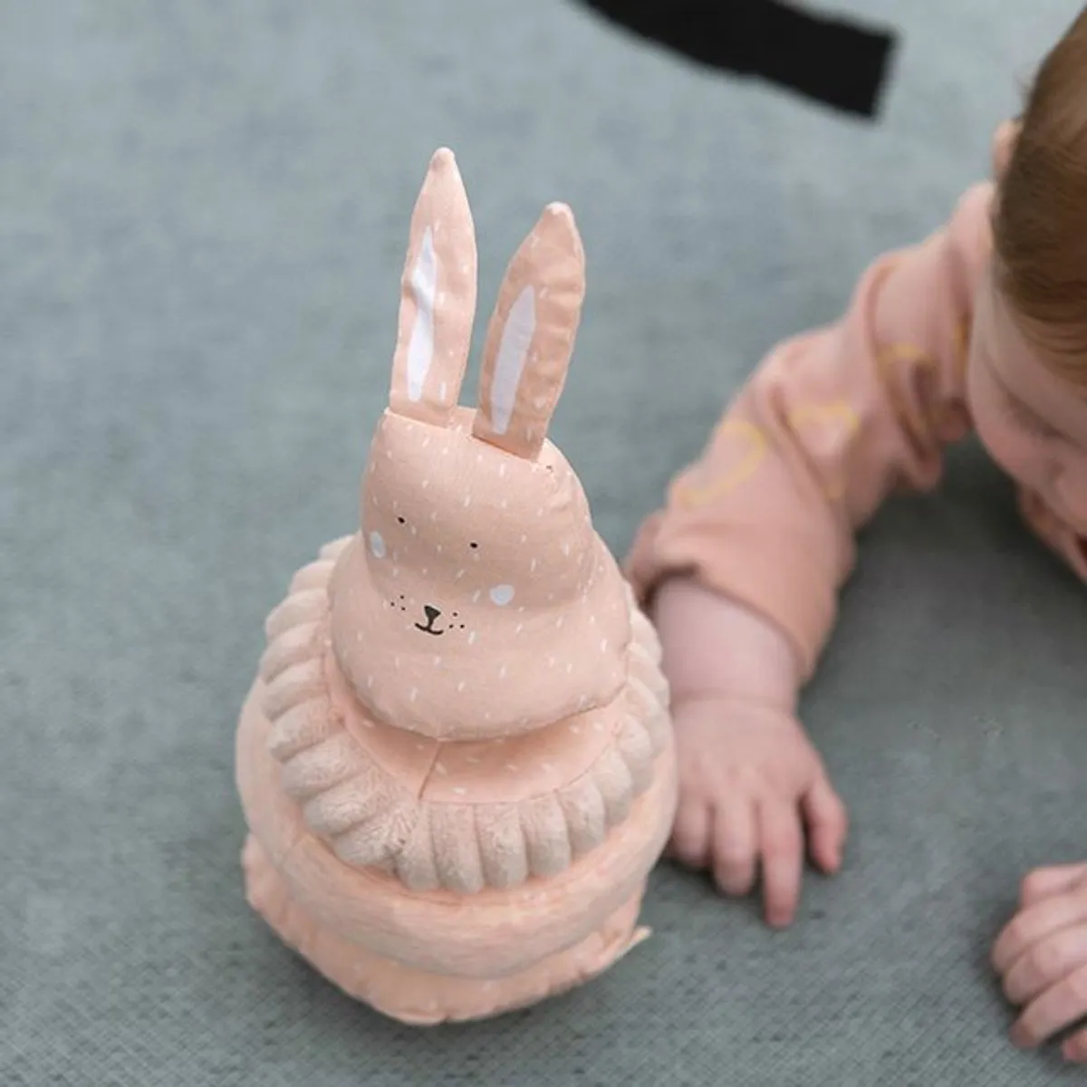 Trixie Stapelbare Duikelaar Mrs. Rabbit - Roze