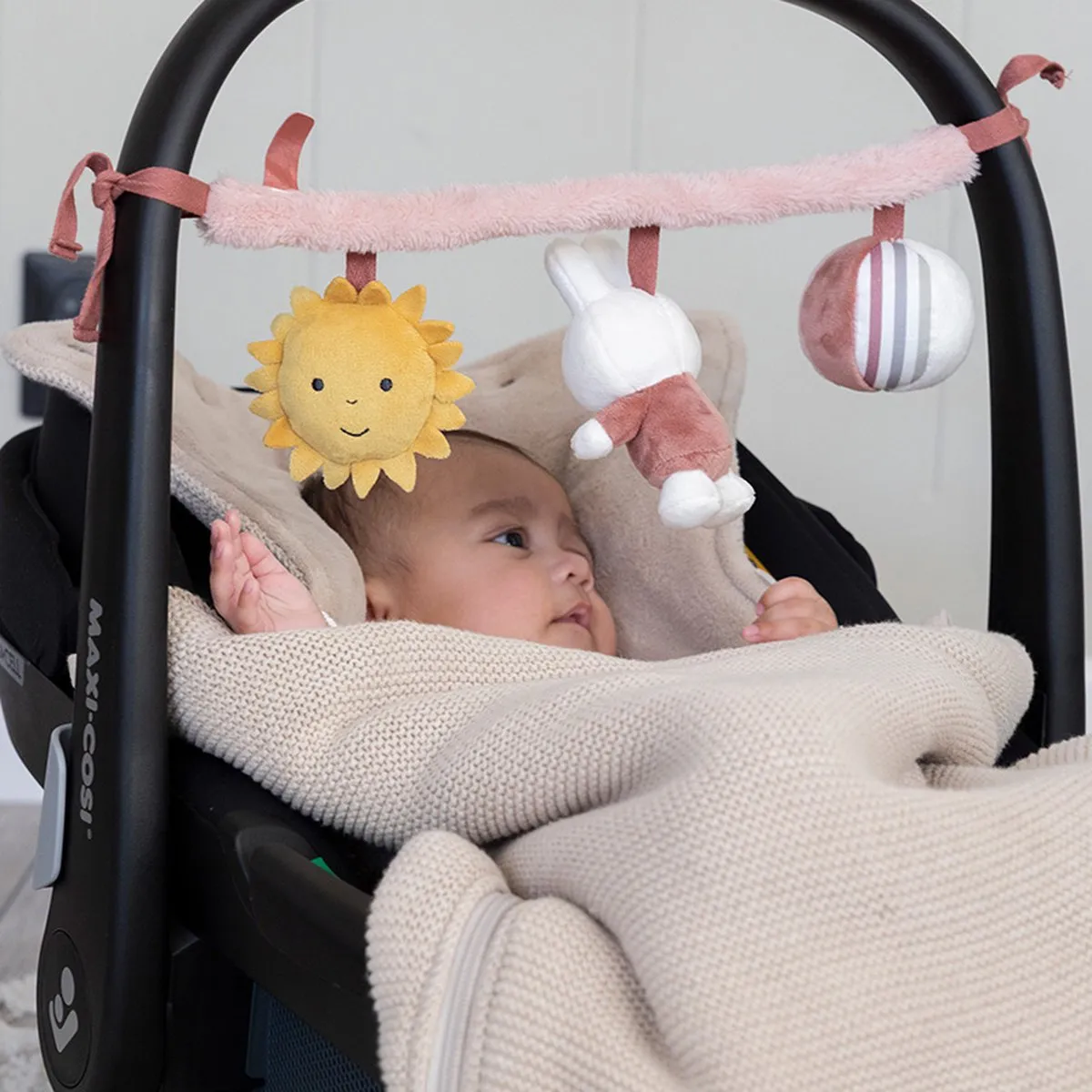 Nijntje Wagenspanner Fluffy Roze - Voor kinderwagen of autostoel - 42 cm