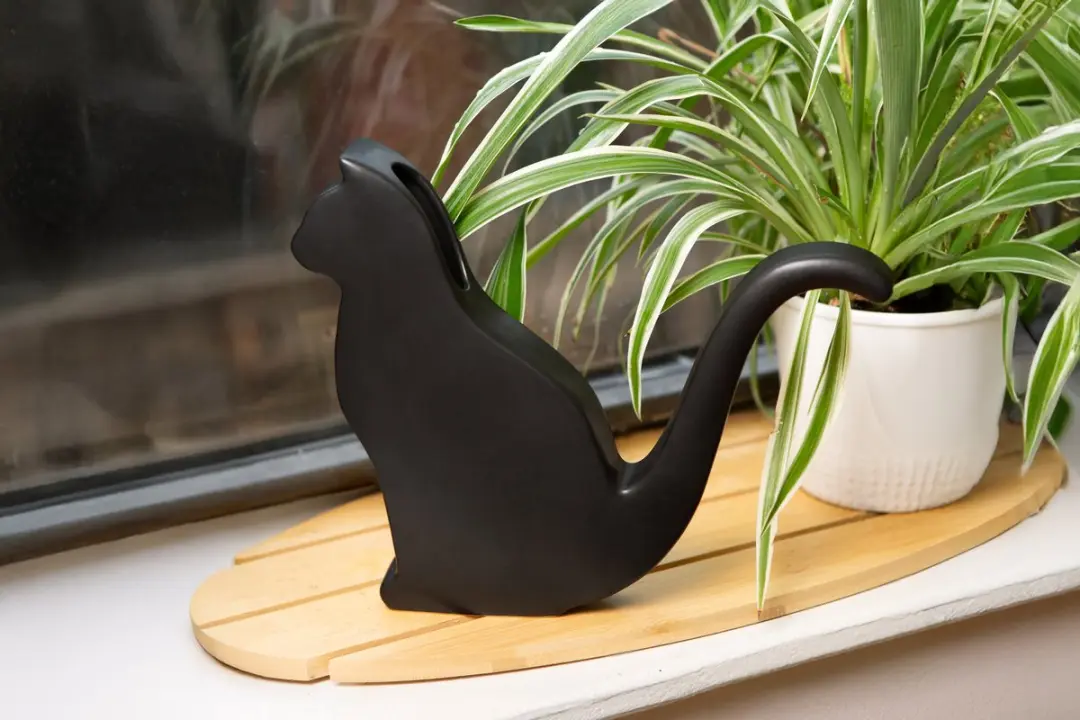 Kikkerland Cat Watering Can 0,55L Zwart - afbeelding 2 van 6