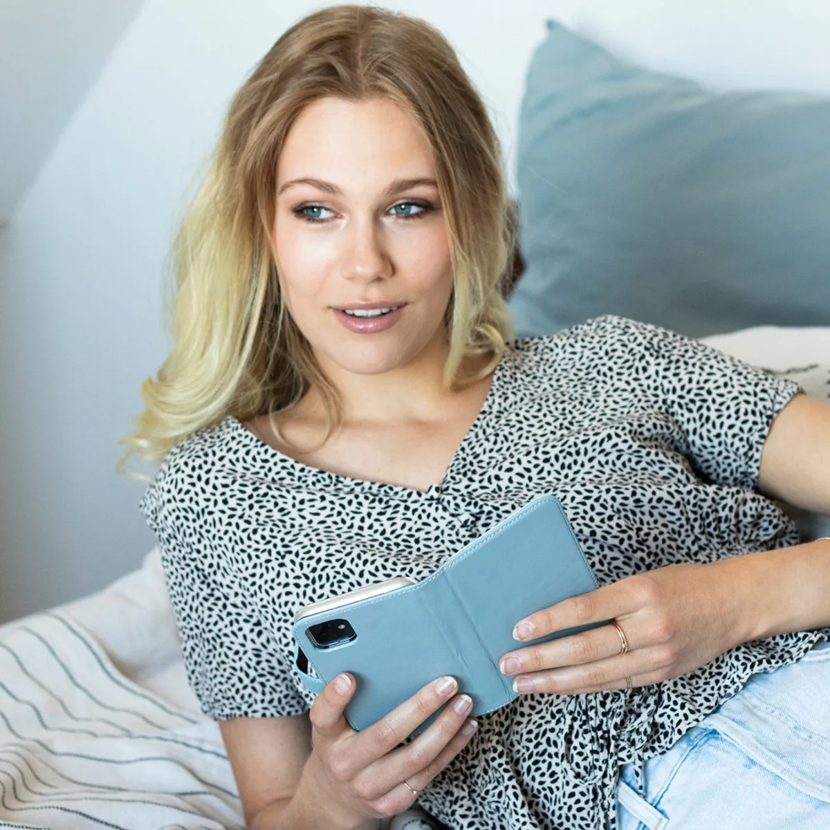 Selencia Hoesje iPhone 11 - Echt Leder Bookcase - Lichtblauw