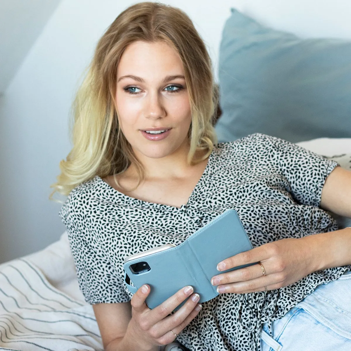 Selencia Hoesje Samsung Galaxy A42 - Echt Lederen Bookcase Lichtblauw