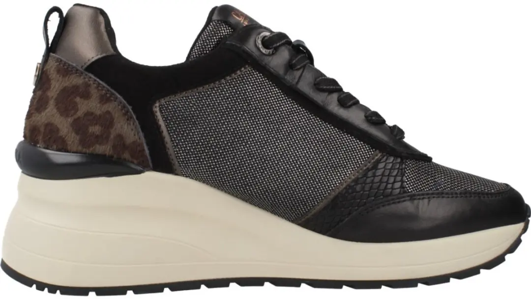 CARMELA 162521 Trainer