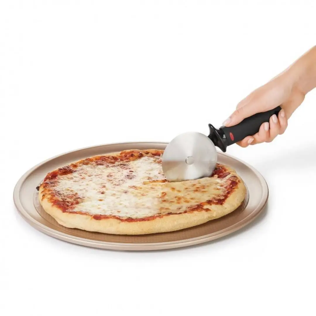 OXO Pizzasnijder Soft Works 24cm - Meerkleurig - afbeelding 2 van 4