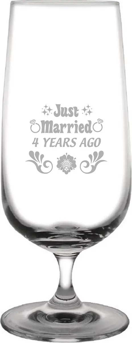 Gegraveerde Bierglas op voet 41cl Just Married 4 years ago